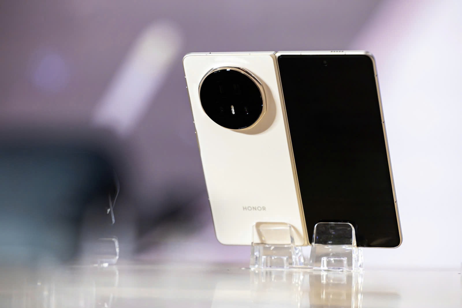 HONOR-Magic-V5-tien-phong-cong-nghe-Phat-Hien-Gia-Mao-AI-tren-dien-thoai-gap