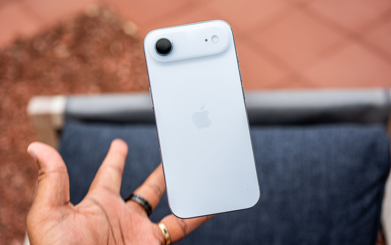 apple-iphone-air-hero-image-source-julian-chokkattu-17595725815221440847711-0-0-1200-1920-crop-17595725876881157299089